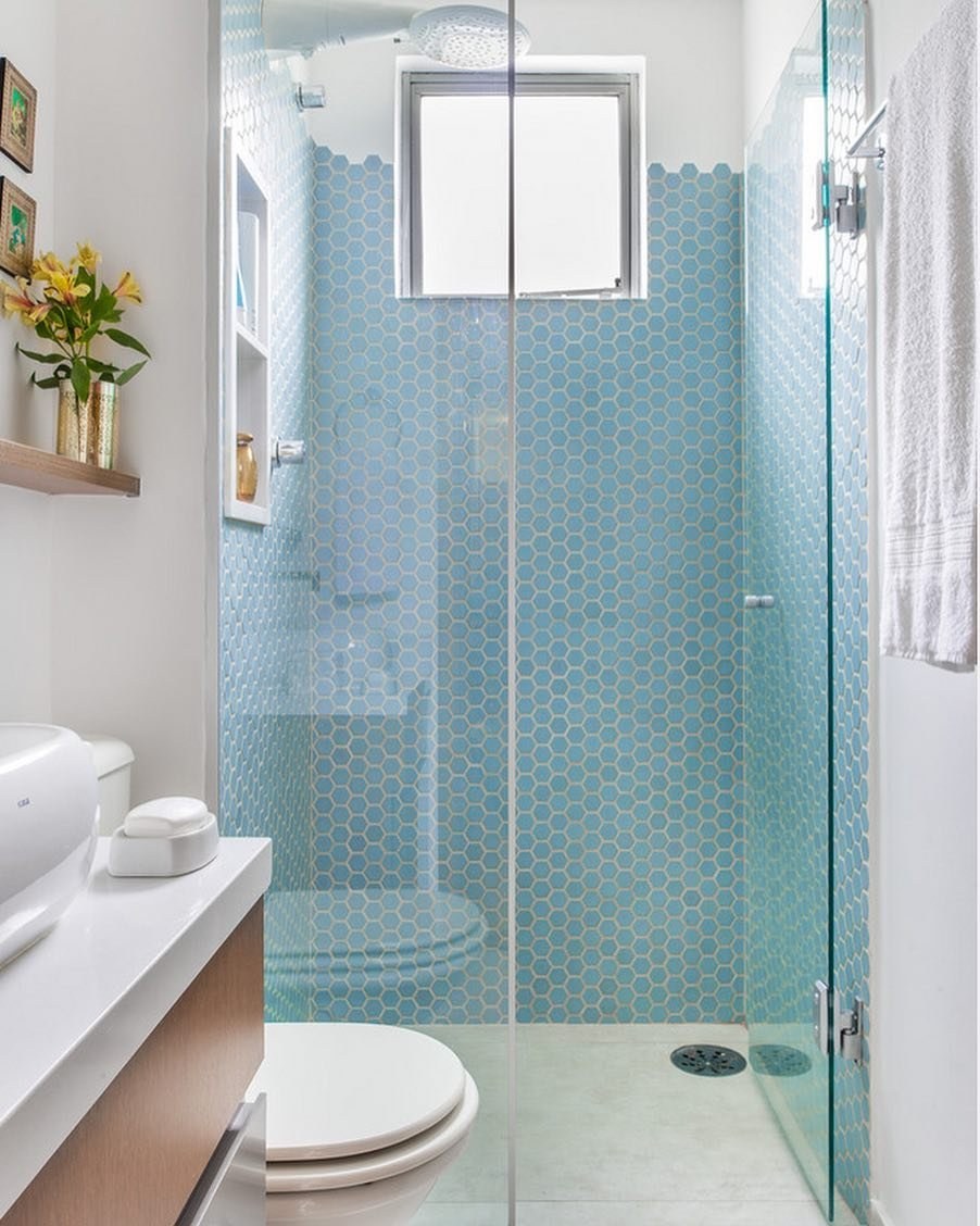 Дизайн ванной комнаты 2024 с душевой. Душевые комнаты. Ванная с дувевым кабиной. Маленькая душевая комната. Маленькие душевые комнаты.
