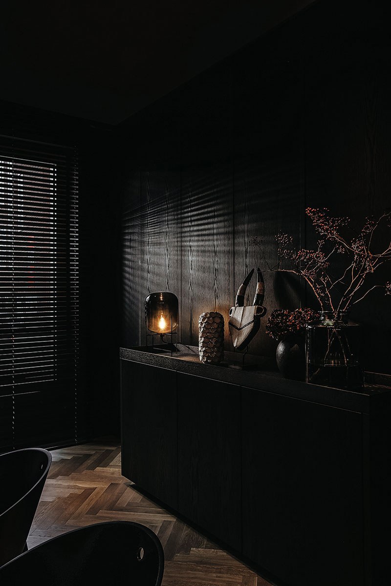 Уютная спальня в темных тонах