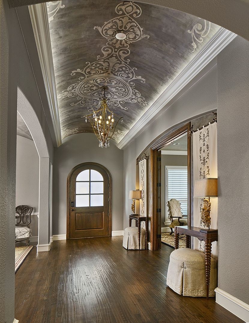 Красивые потолки в холле