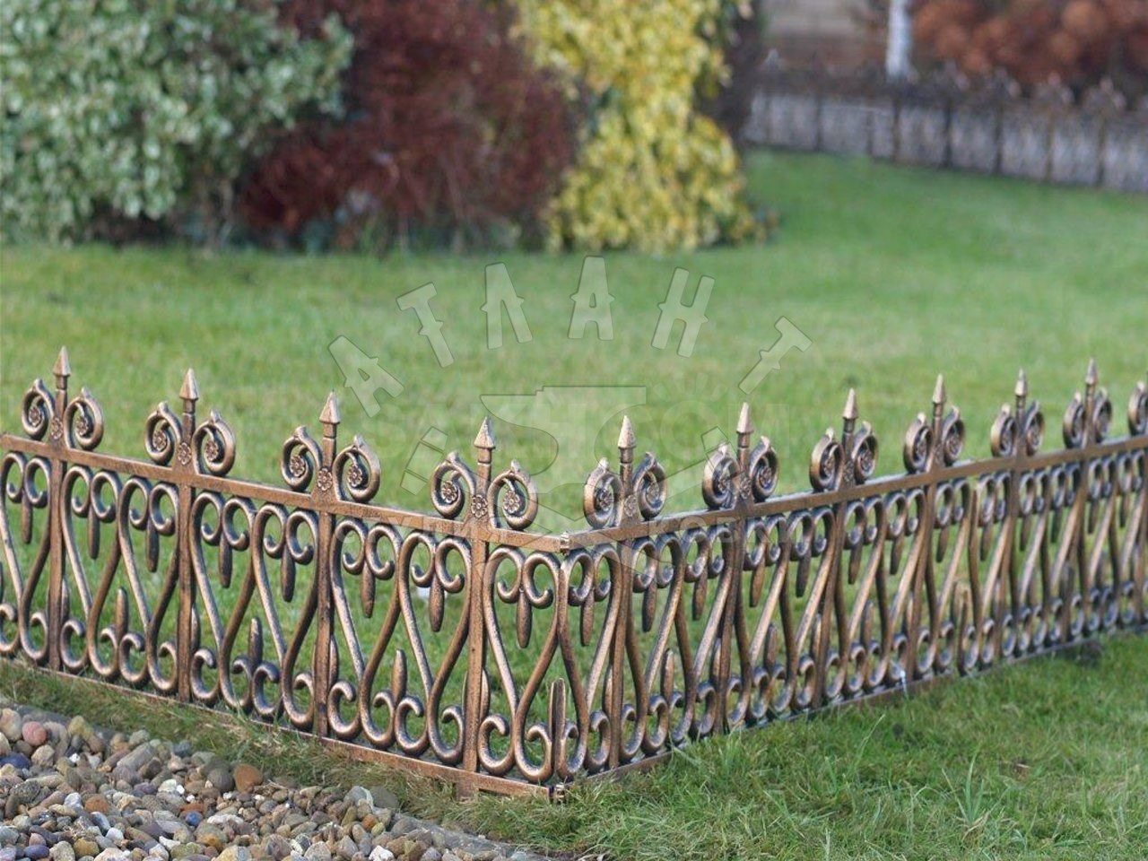 Забор для палисадника из металла. Металл кованые ограждения палисадники. Металлический заборчик для палисадника. Декоративный кованый забор. Декоративное ограждение для сада из металла.