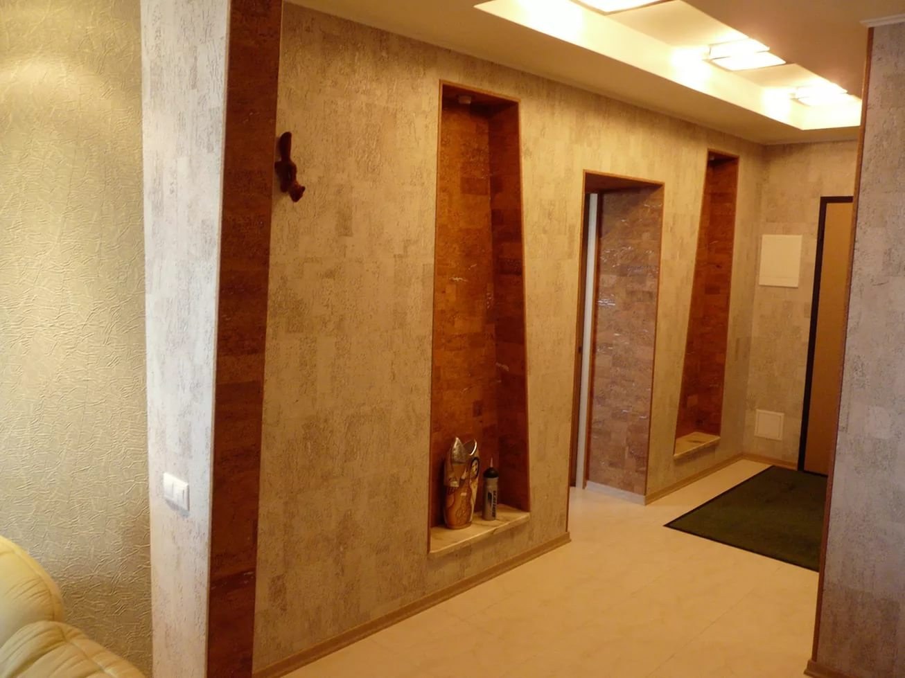 Отделать стены в прихожей кроме обоев. Настенные покрытия для коридора. Пробковые панели для стен в интерьере коридора. Прихожая отделанная пробковыми панелями. Настенная пробка в прихожей.