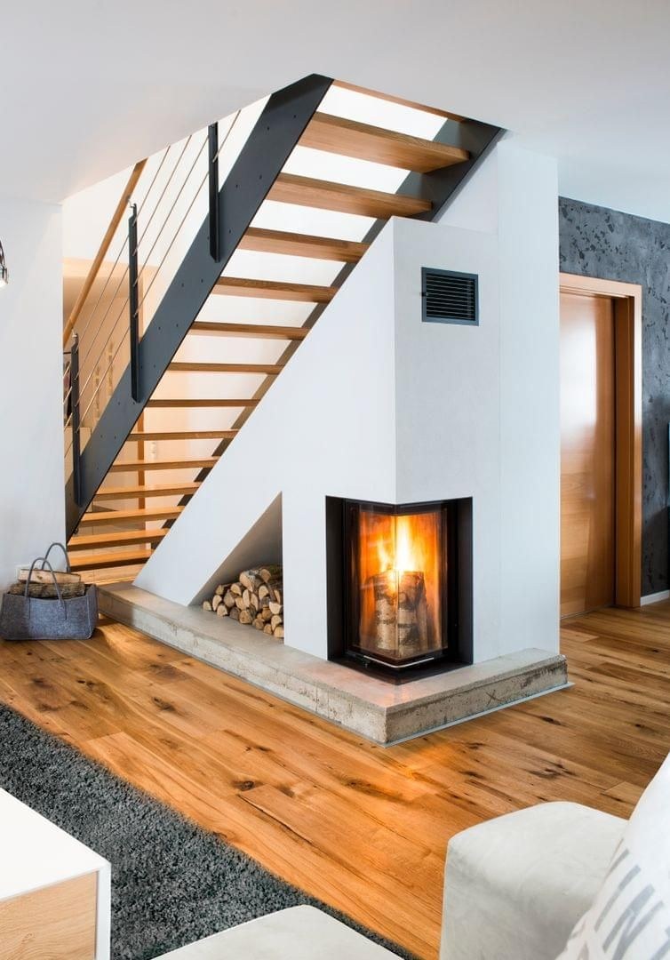 Угловой камин под лестницей