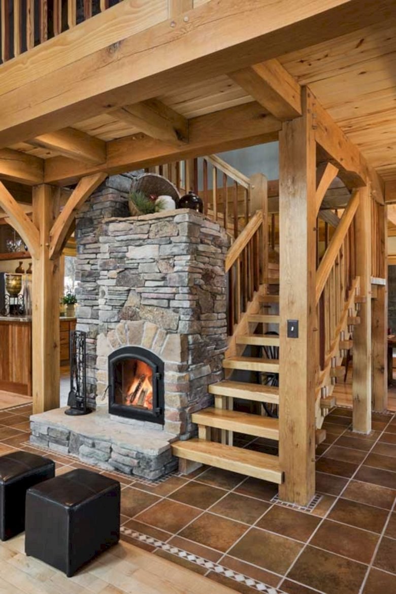 Гостиная с лестницей и камином