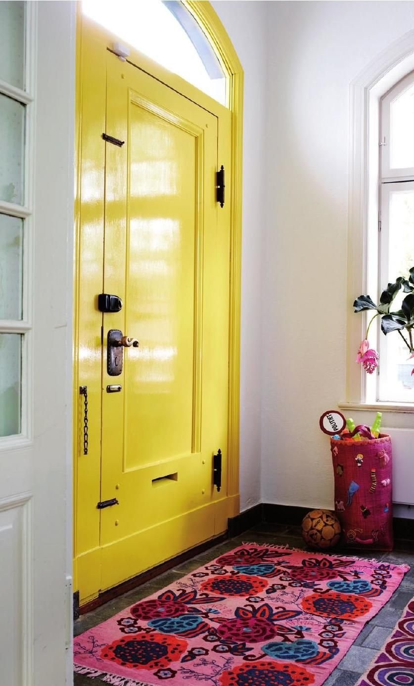 Цветные двери в интерьере квартиры (77 фото)