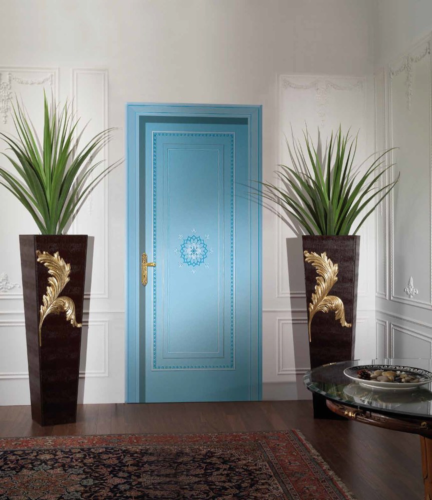 Входная дверь в коридоре