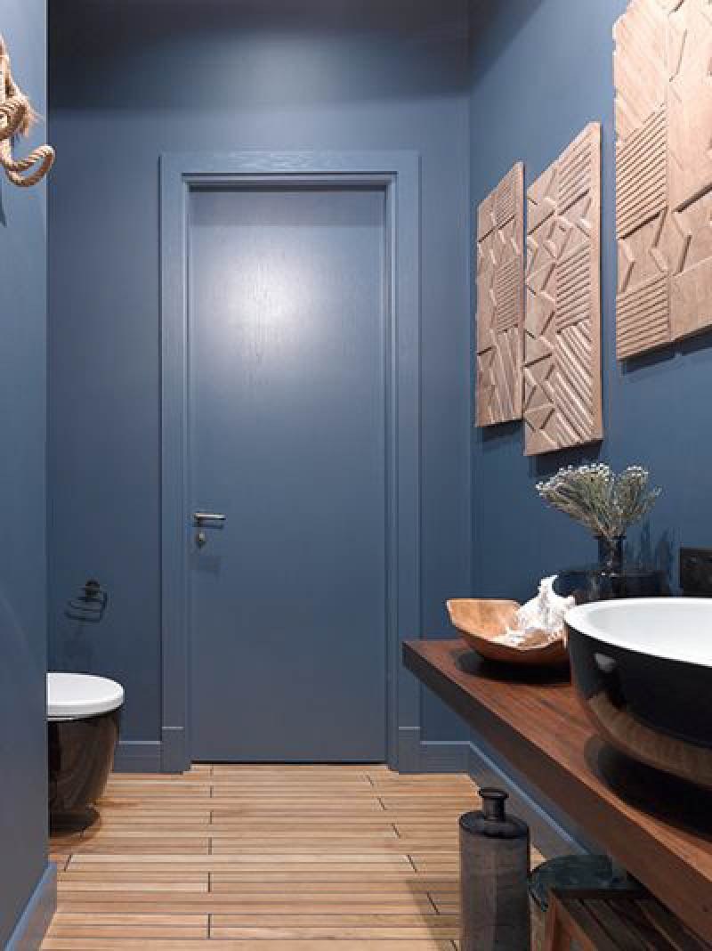 Голубые двери в интерьере