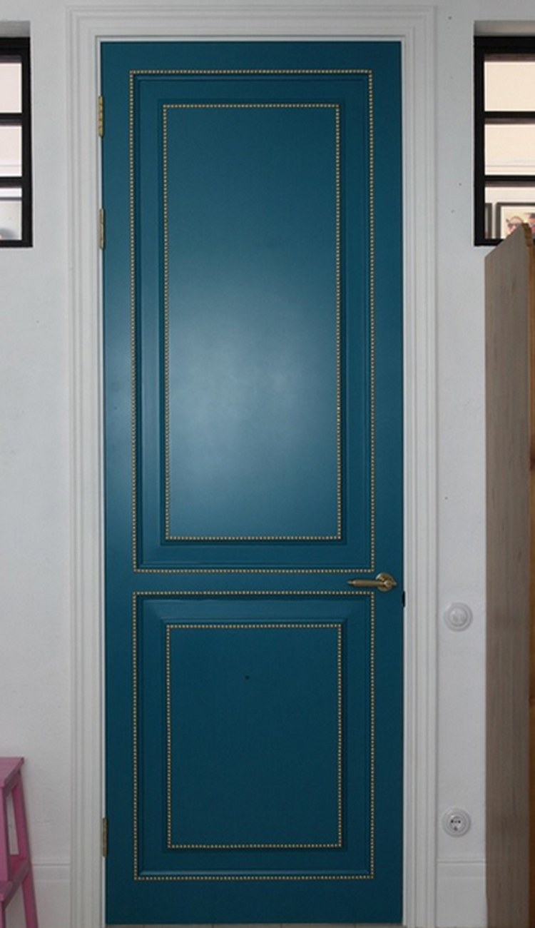 Серые двери в интерьере