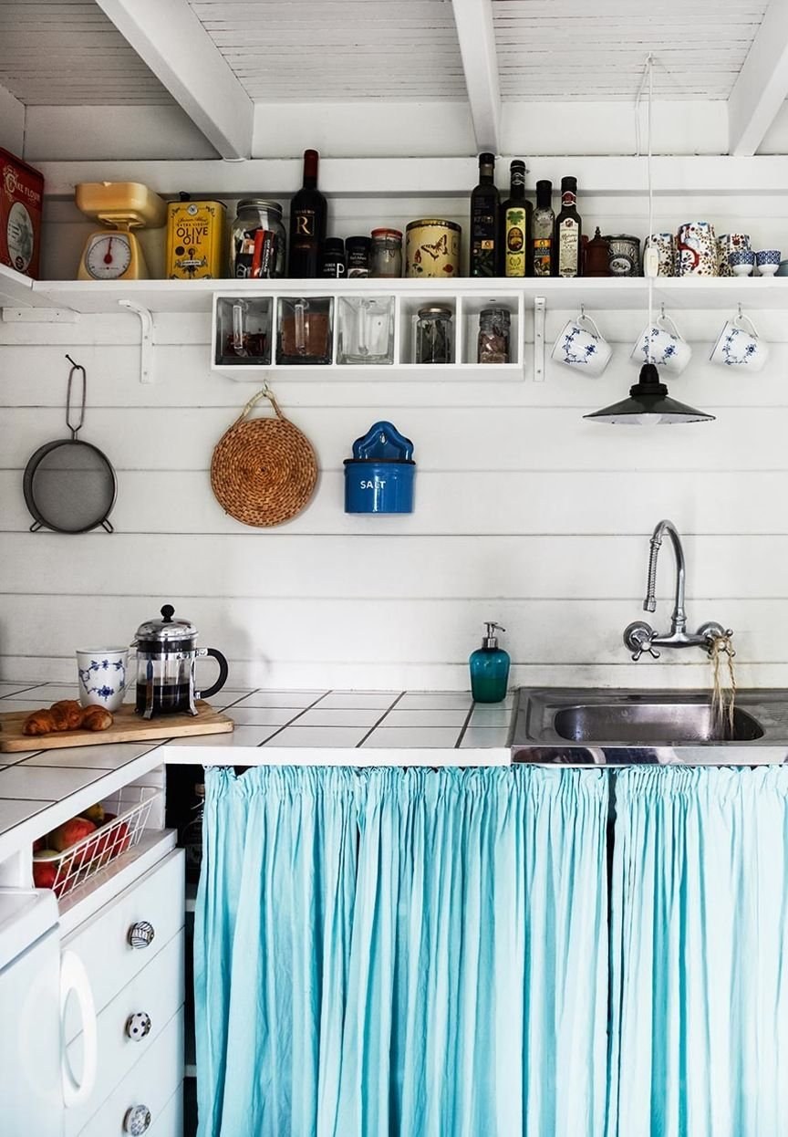 Кухни без фасадов с занавесками