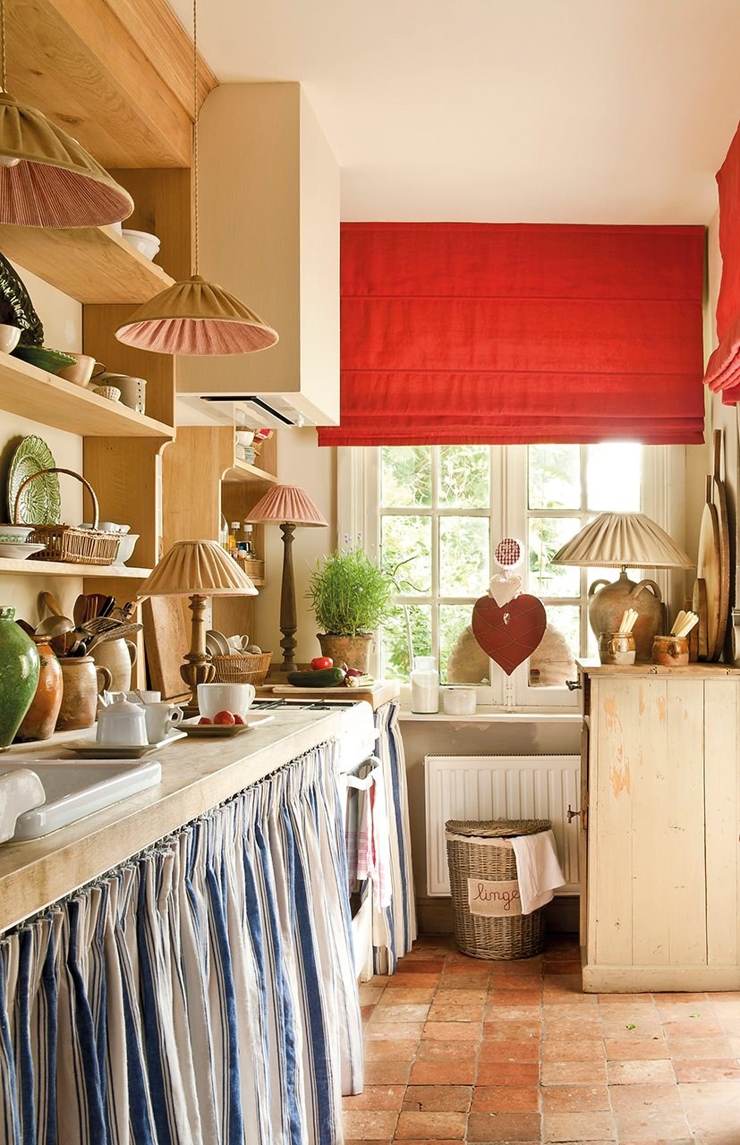 Кухня на даче со шторками вместо дверок