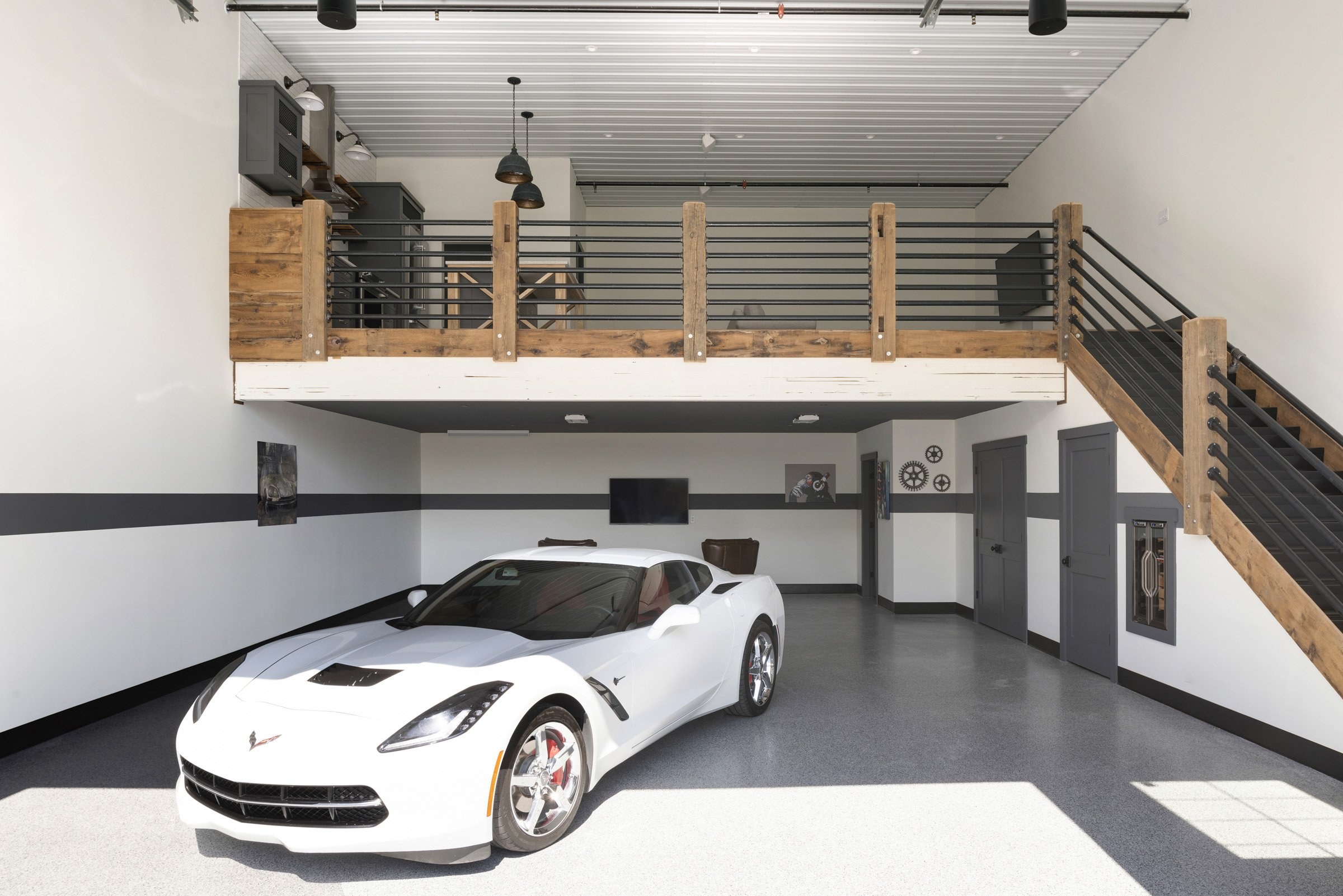 Жилой гараж внутри. Двухэтажный гараж. Дизайнерский гараж. Современный гараж интерьер. Красивый интерьер гаража.