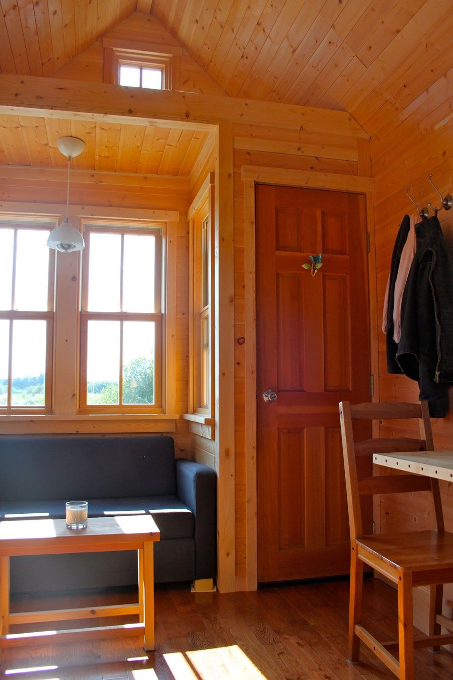 Гостиная Прованс Кантри в бревенчатом доме