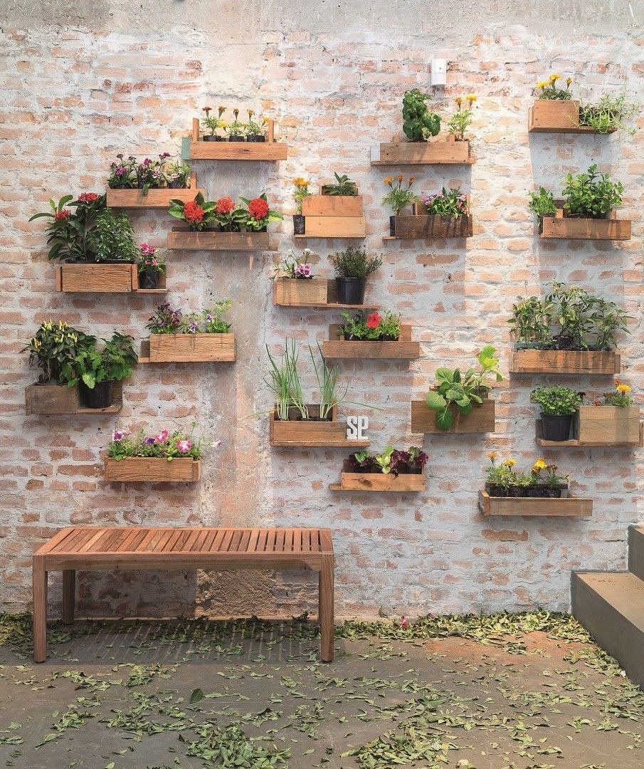 Украшение кирпичной стены в саду