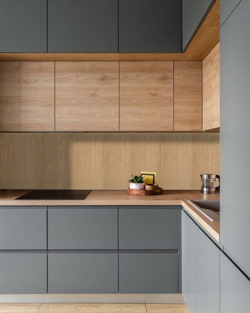 Белая кухня с деревянной столешницей