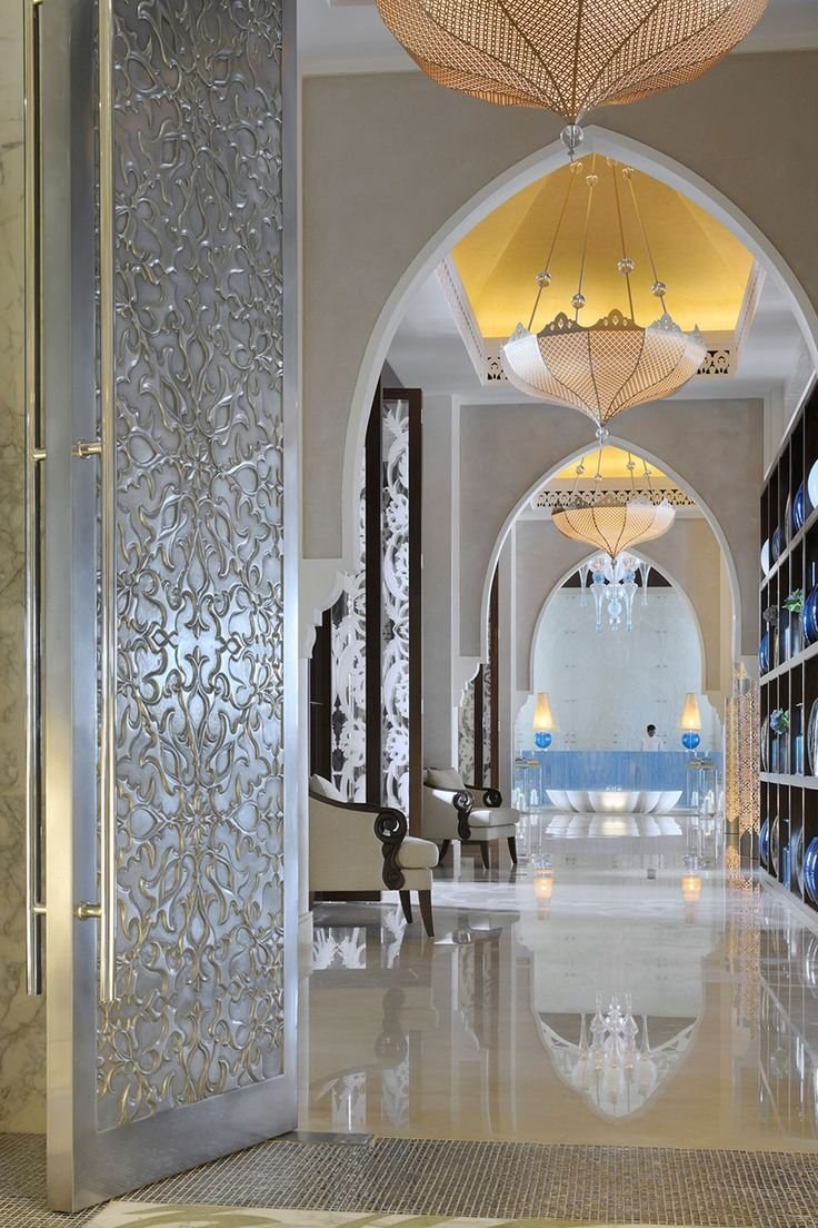 Колонна в интерьере в Восточном стиле