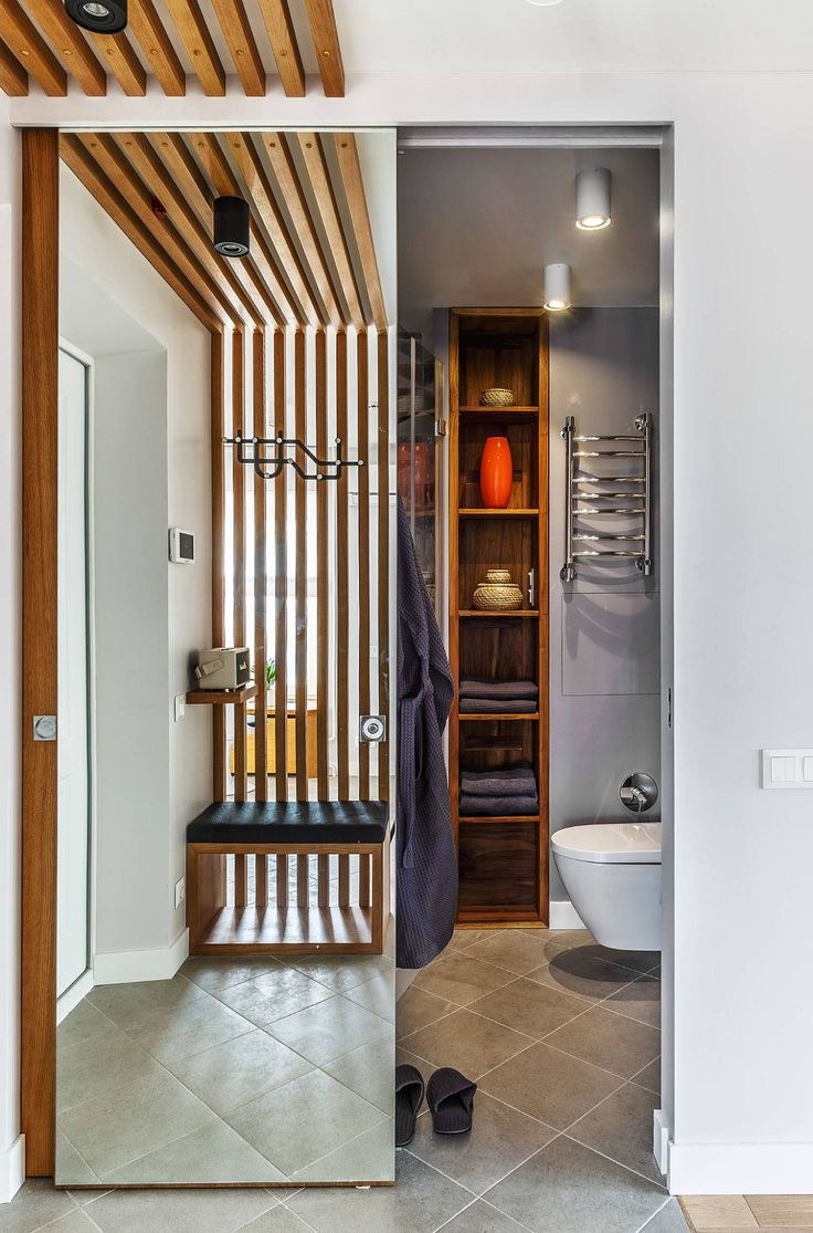 Прихожая с деревянными рейками