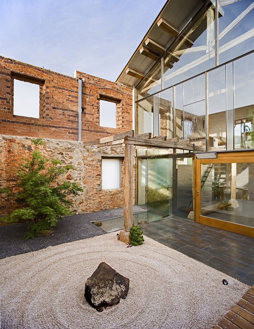 Беседка с окнами в пол