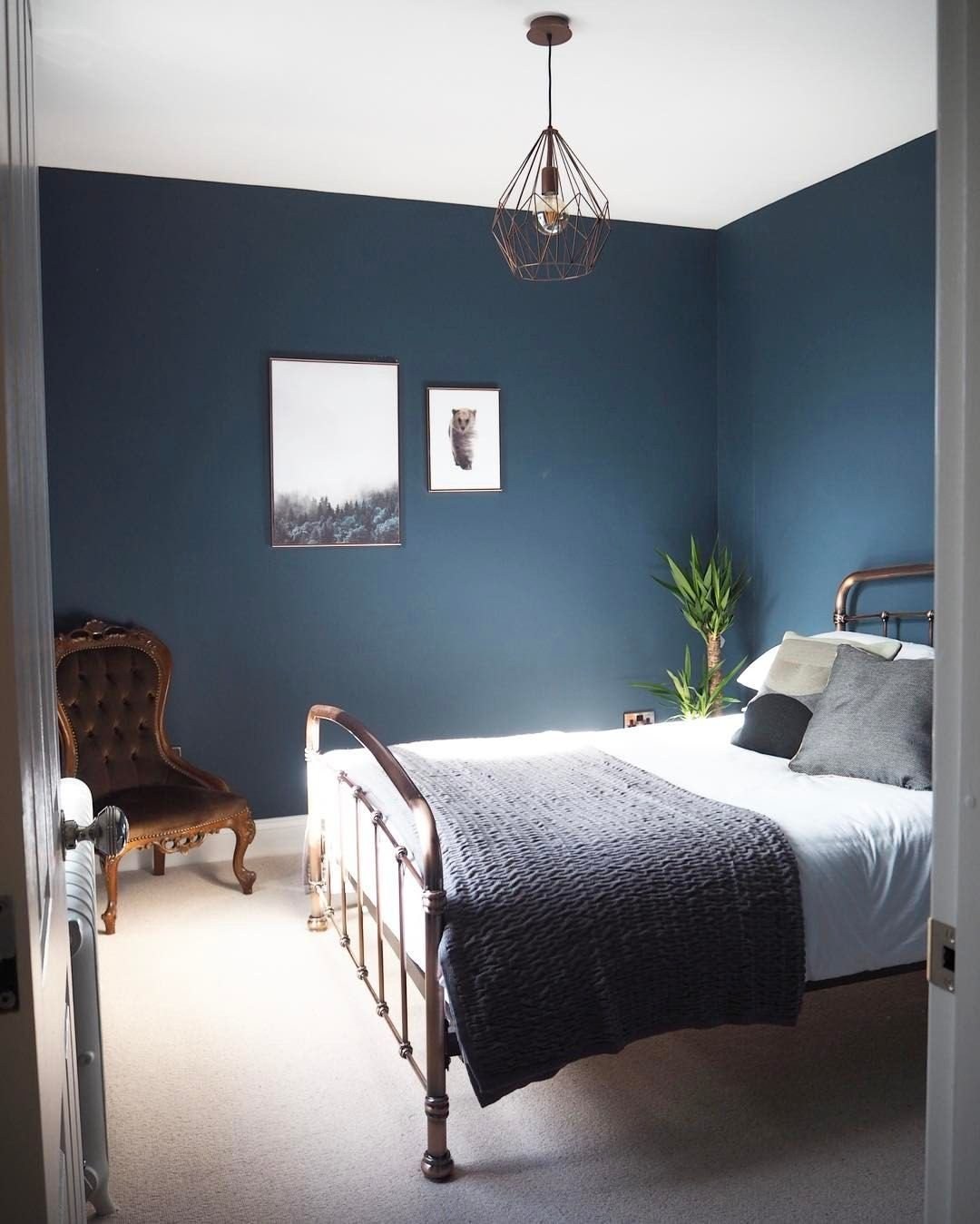 Темный пол голубые стены. Темно синяя спальня. Синяя стена. Темно синие стены в спальне. Серо синий цвет стен.