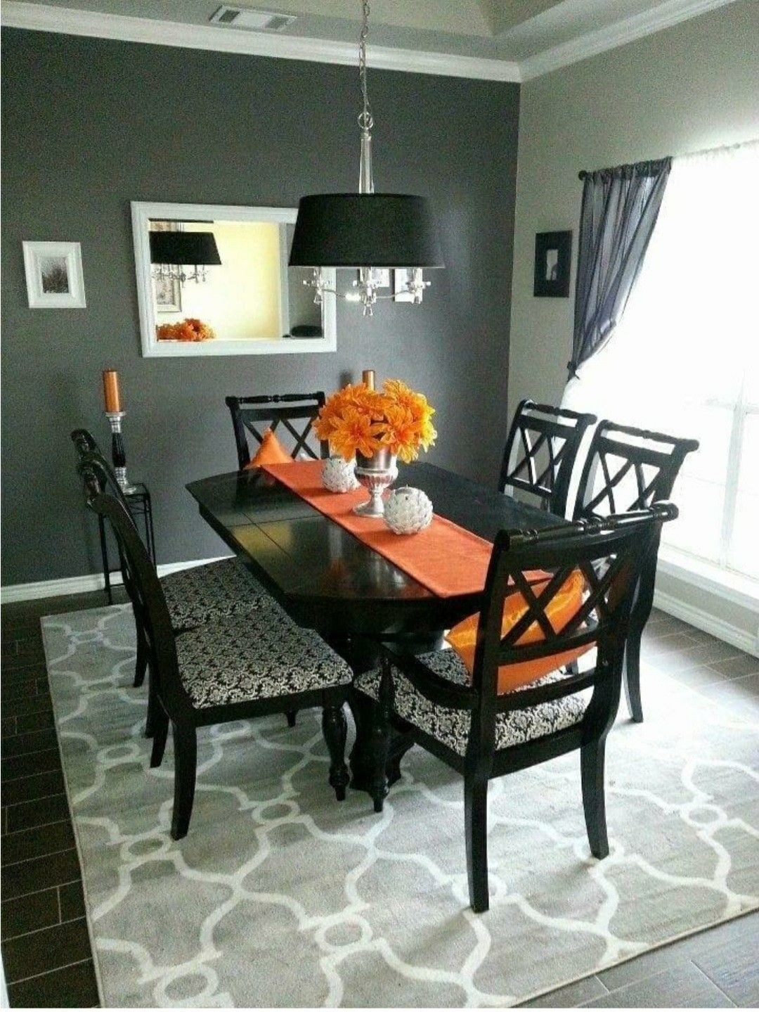 Черный стол на кухне. Интерьер обеденной зоны. Черный обеденный стол в интерьере. Оранжевые стулья в интерьере. Серо оранжевый интерьер.