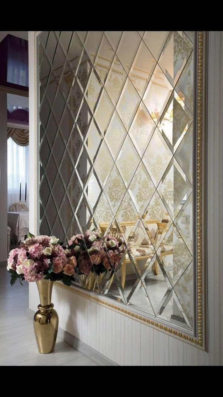 Зеркальная плитка с фацетом в прихожей