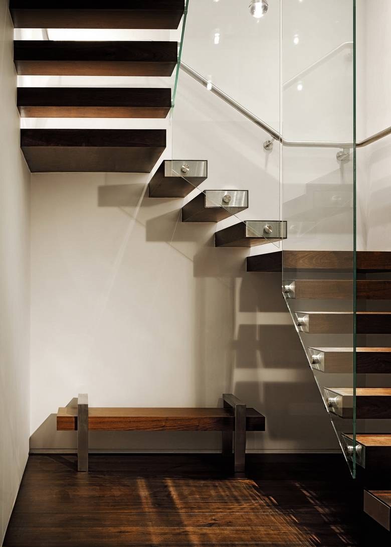 Лестница ступеньки в воздухе