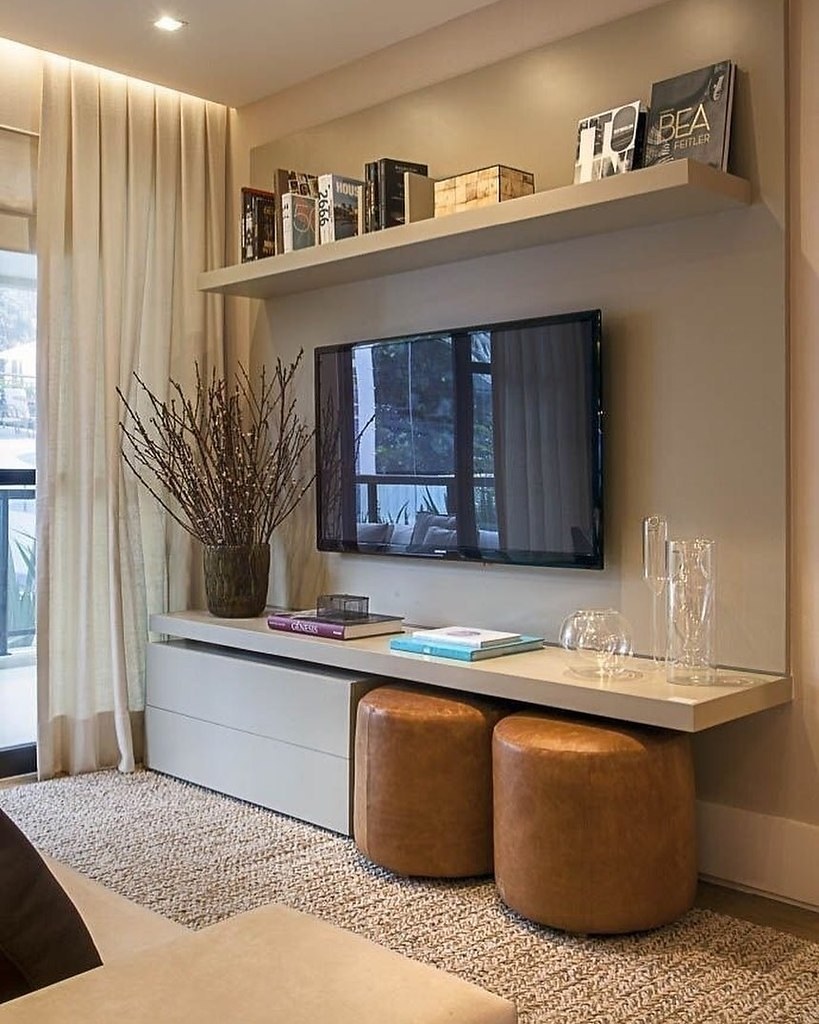 Уютная гостиная с телевизором