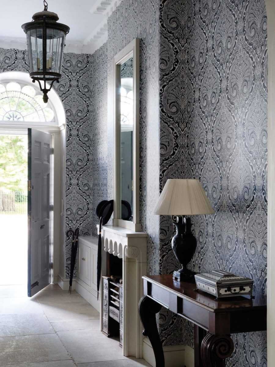 Металлизированные обои в интерьере прихожей (81 фото)