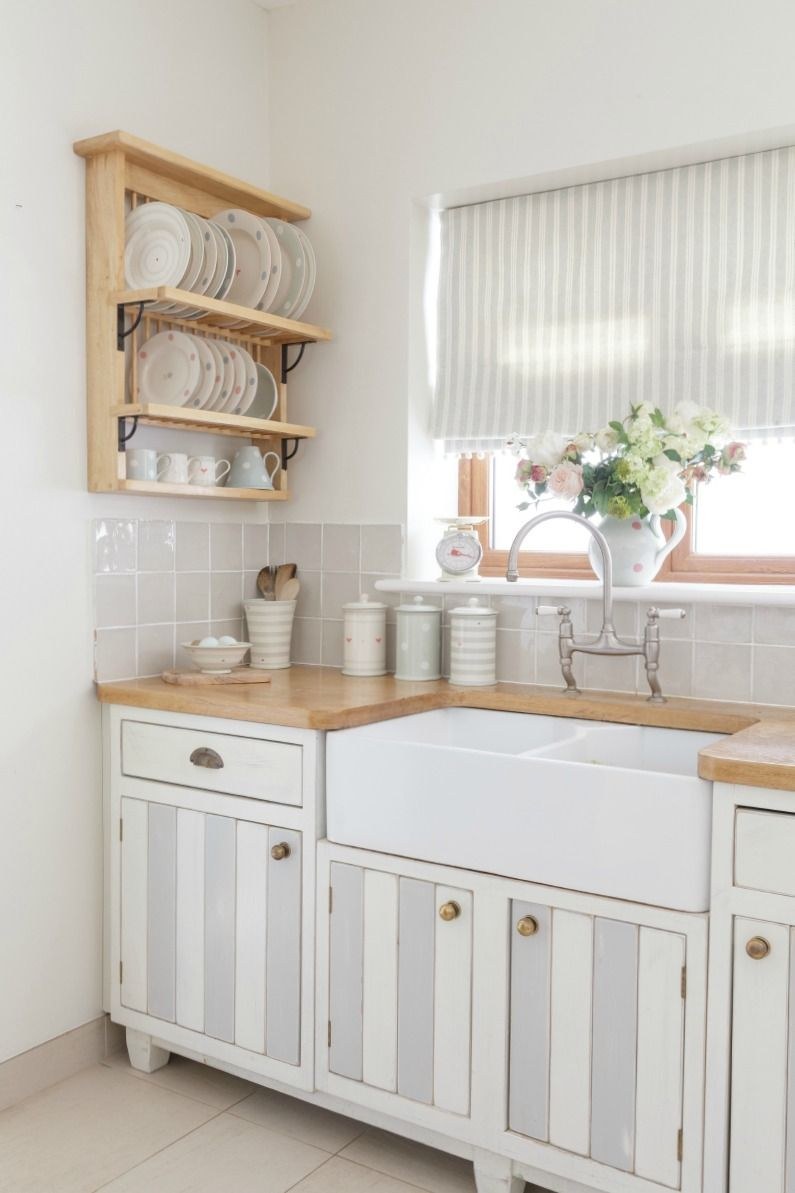 Фасады жалюзийные деревянные в кухне