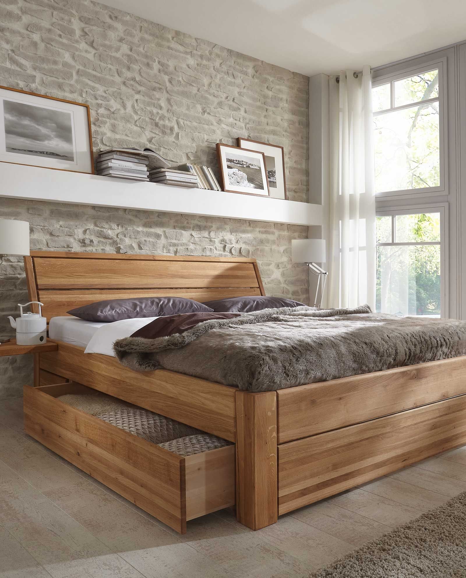 Деревянная мебель в интерьере спальни