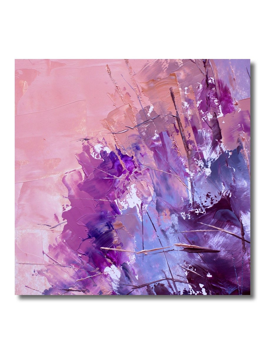 Фиолетовые стены в комнате