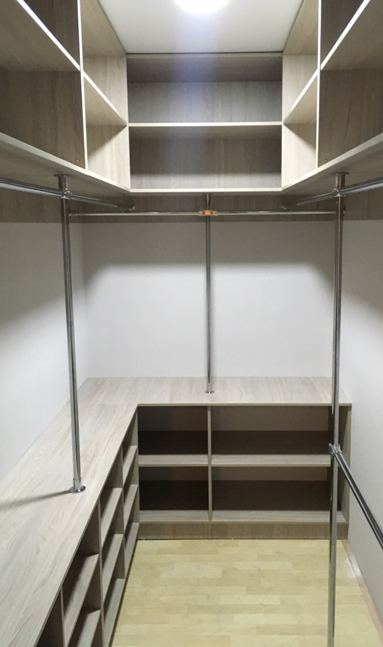 Узкая гардеробная из кладовки