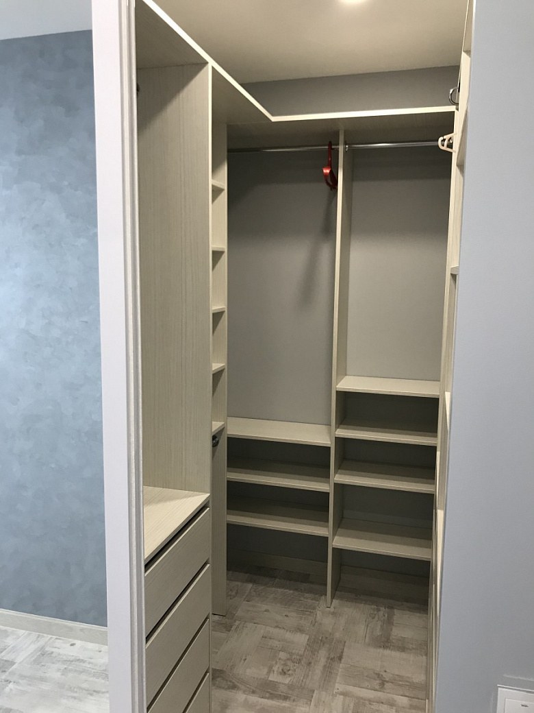 Гардеробная в кладовке