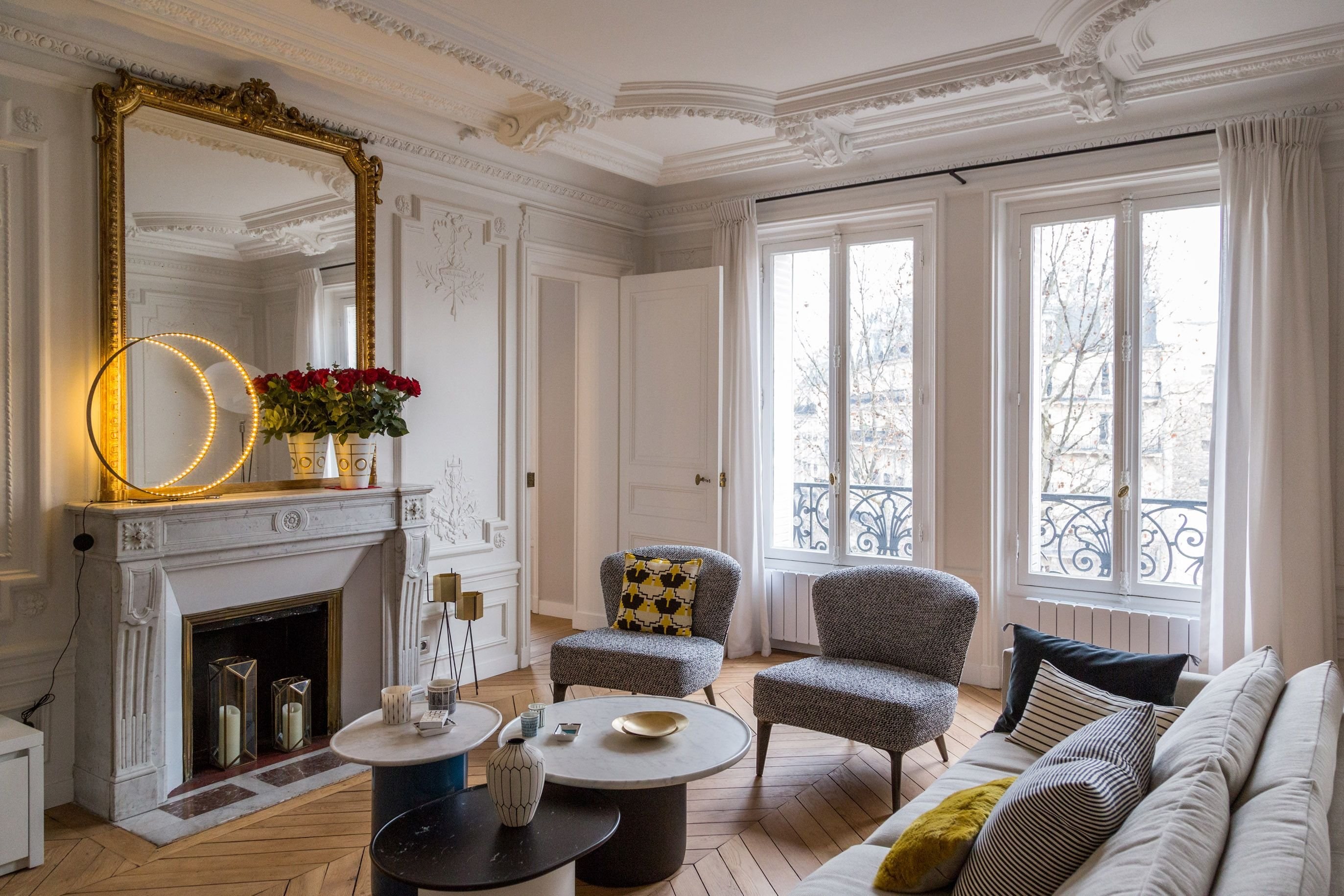 Paris apartment. Ле Паризьен интерьер. Парижский Шик в интерьере. Гостиная во французском стиле. Французский стиль в интерьере квартиры.