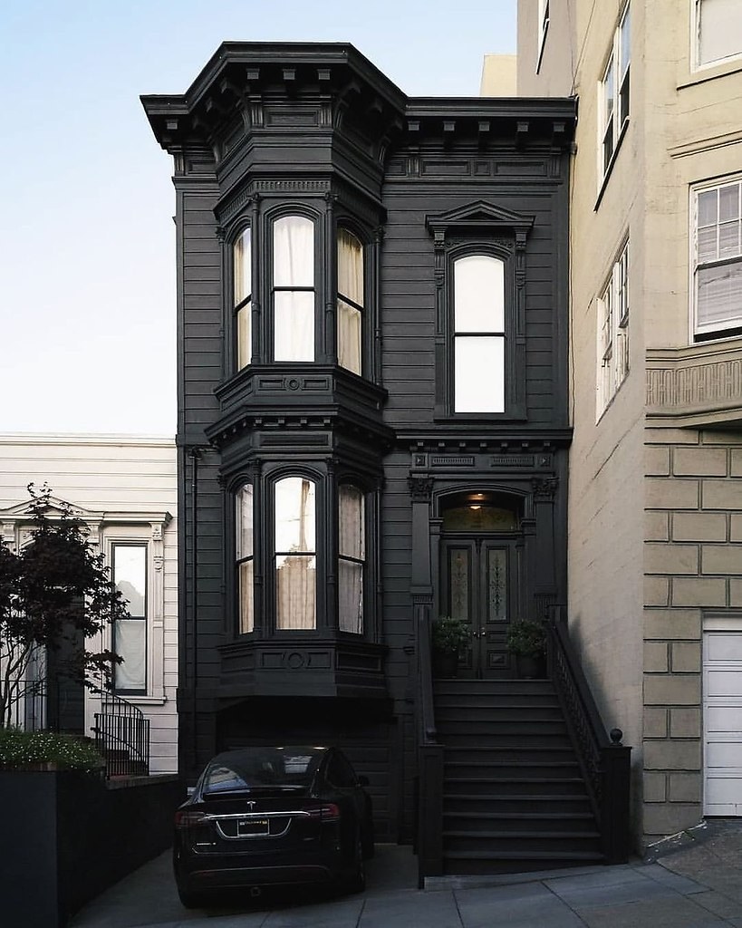 Дом с розовым фасадом