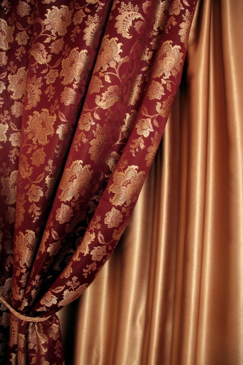 Интерьер спальни в бордовых тонах