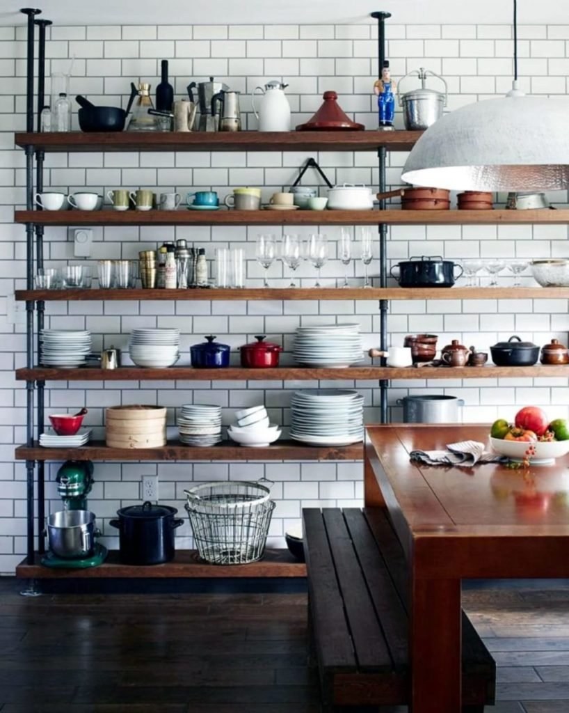 Открытые полки на кухне