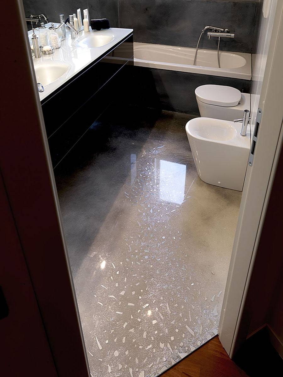 Красивая девушка в ванной