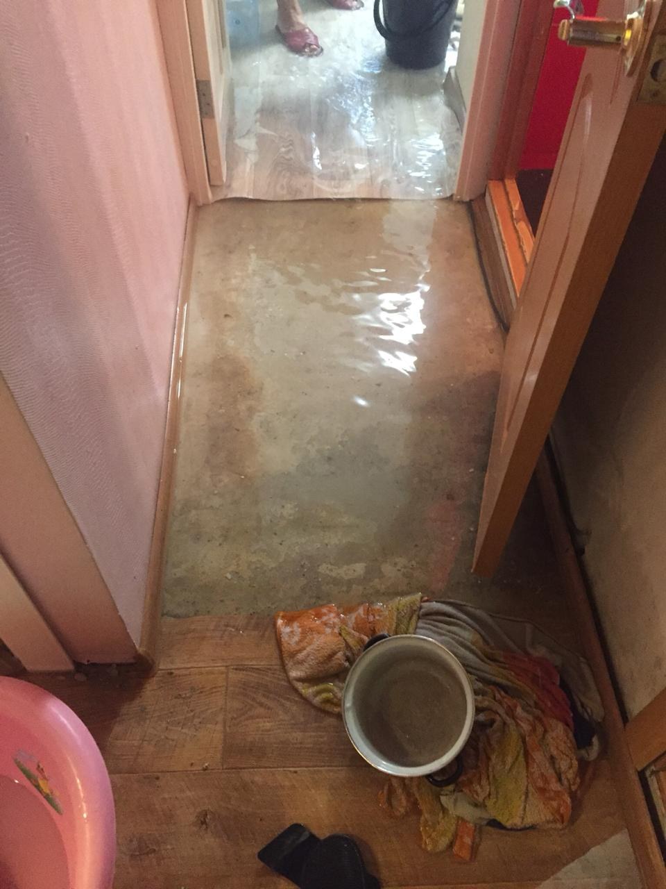 Прорвало воду в квартире. Прорвало трубу в квартире. Прорвалоттрубу в квартире. Затопитопило квартиру. Затопило квартиру.