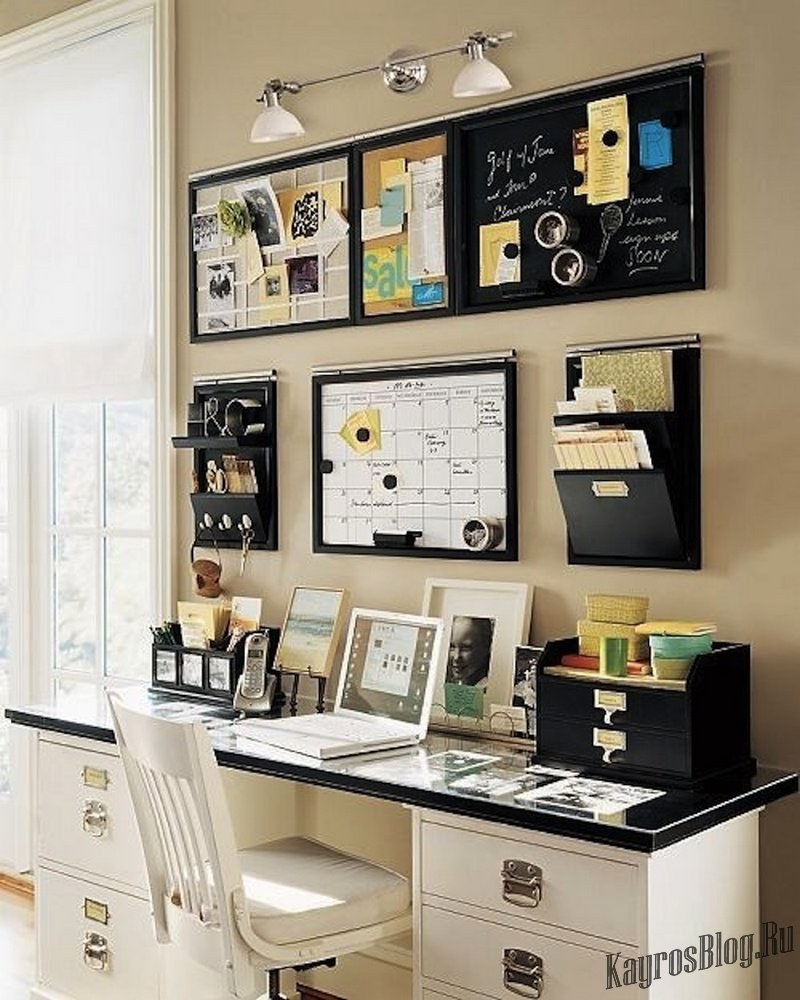 Полки над письменным столом