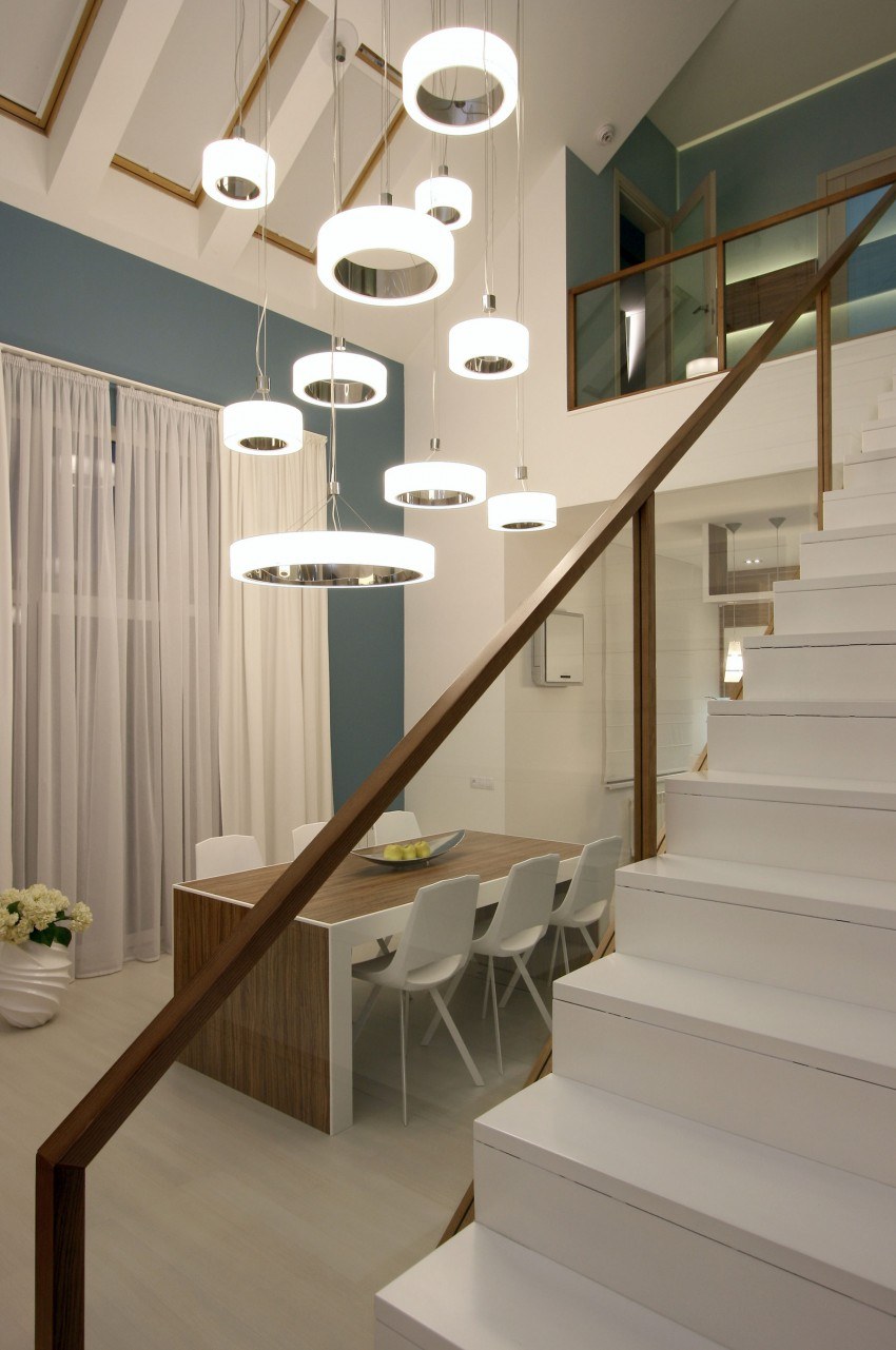 Светильники над лестницей в доме