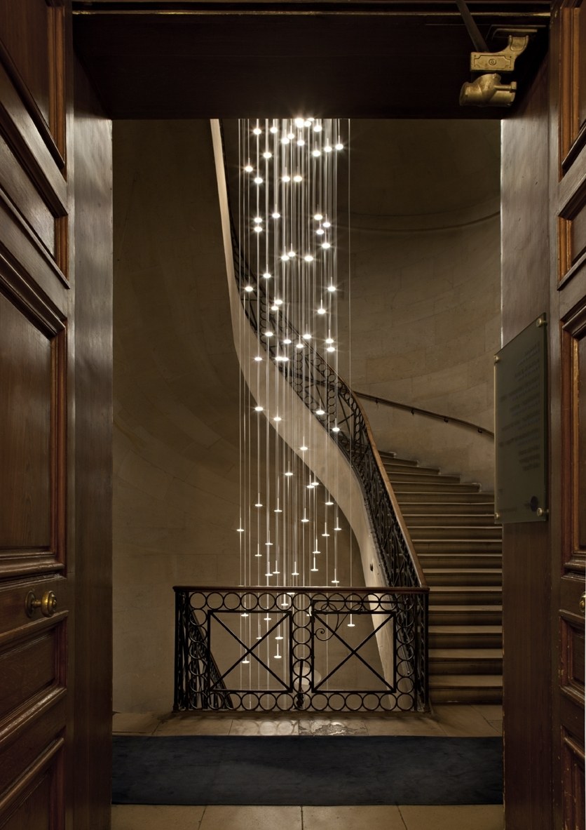 Люстра в лестничный проем