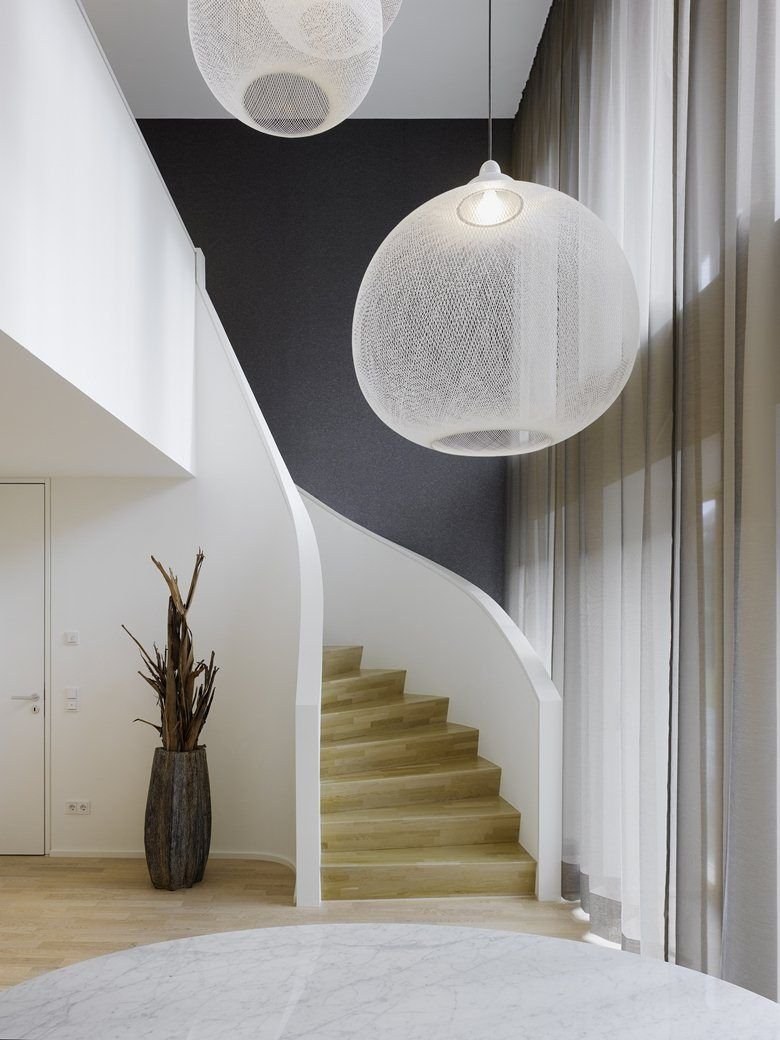 Длинная люстра для лестницы