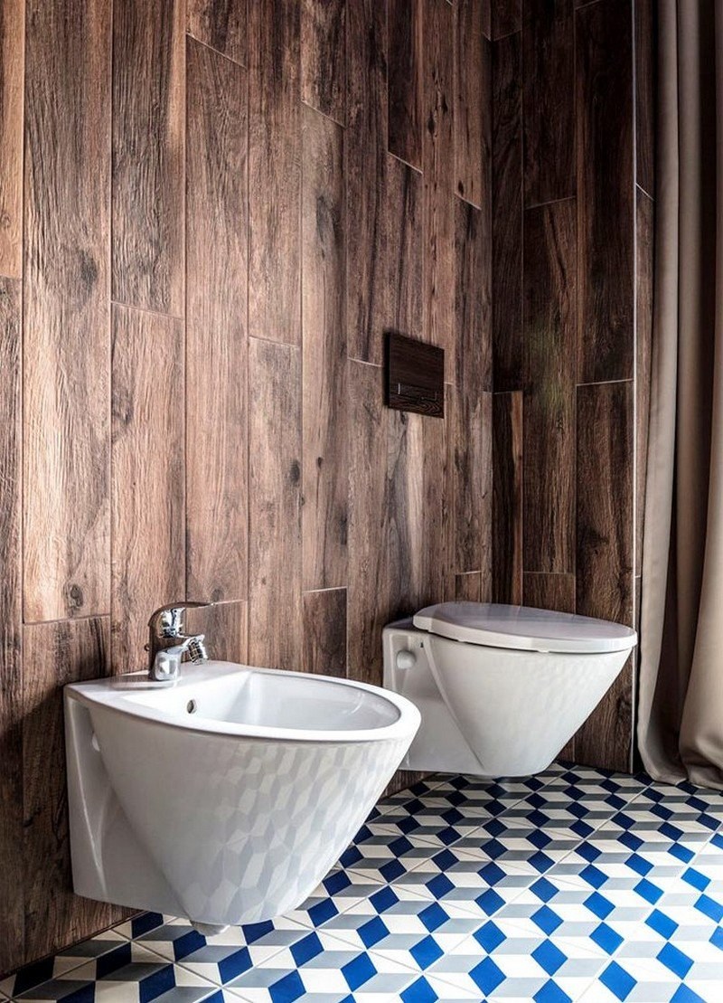 Ванная с плиткой под дерево