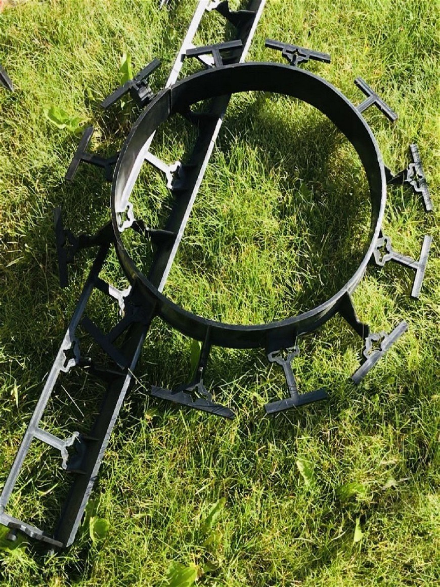 Бордюр садовый пластиковый в ландшафте