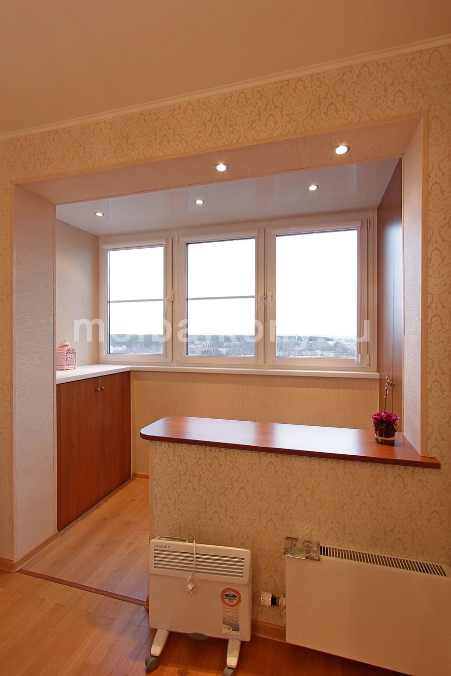 Кухня с панорамным балконом