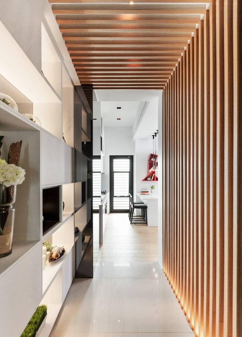 Прихожая с деревянными рейками