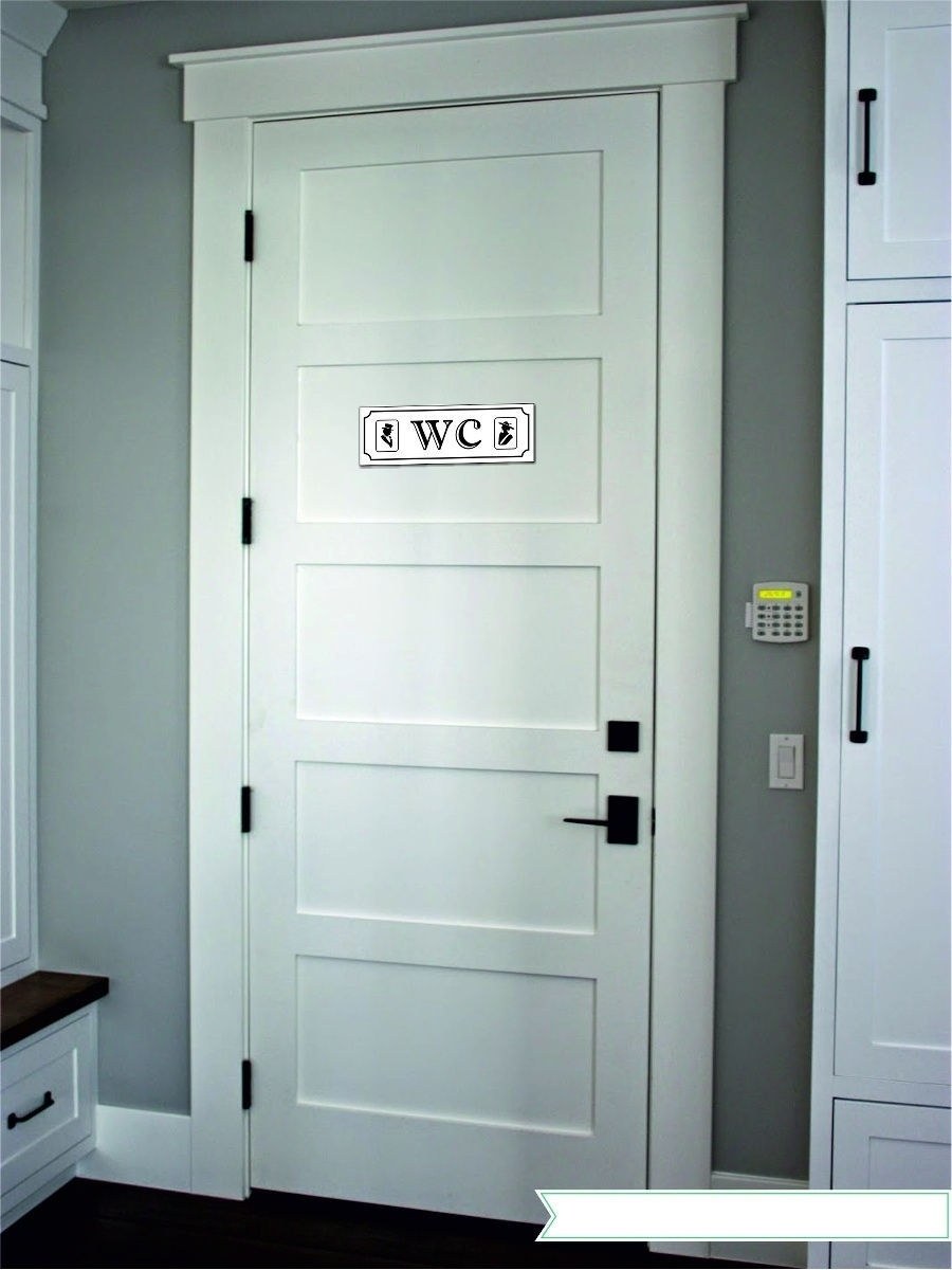 Белые межкомнатные двери с черными ручками