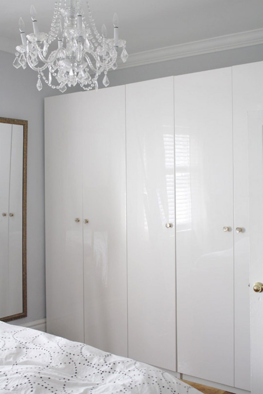 Глянцевый шкаф в спальню