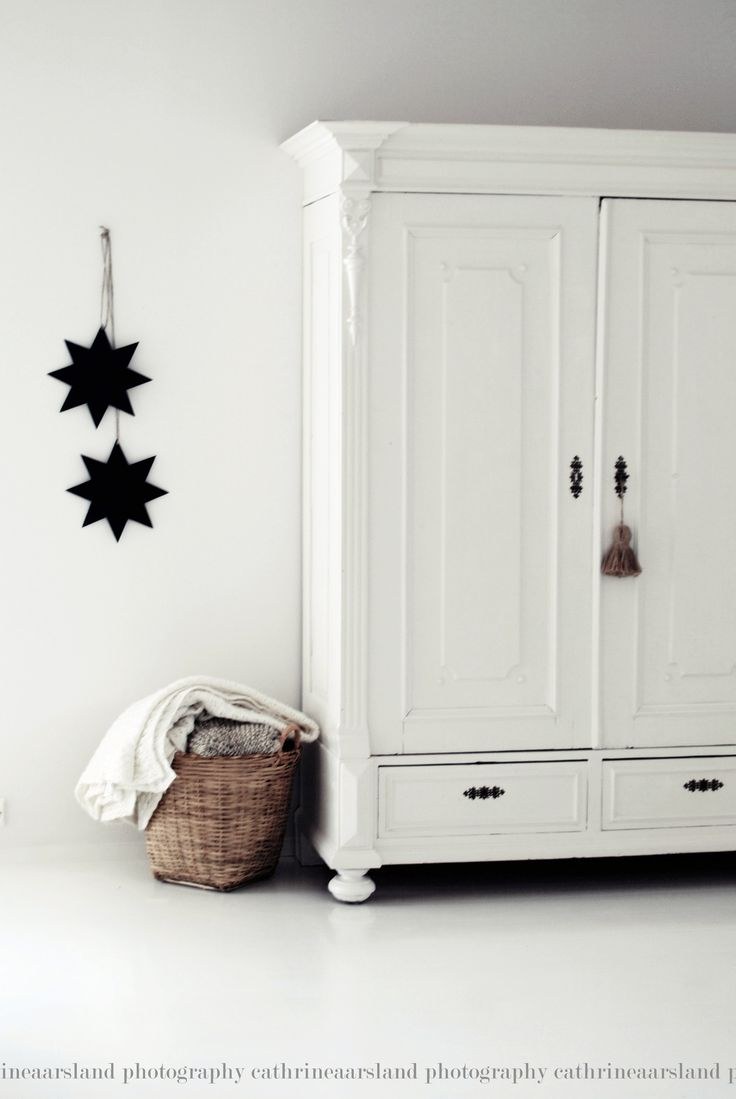 Белый шкаф с ручками