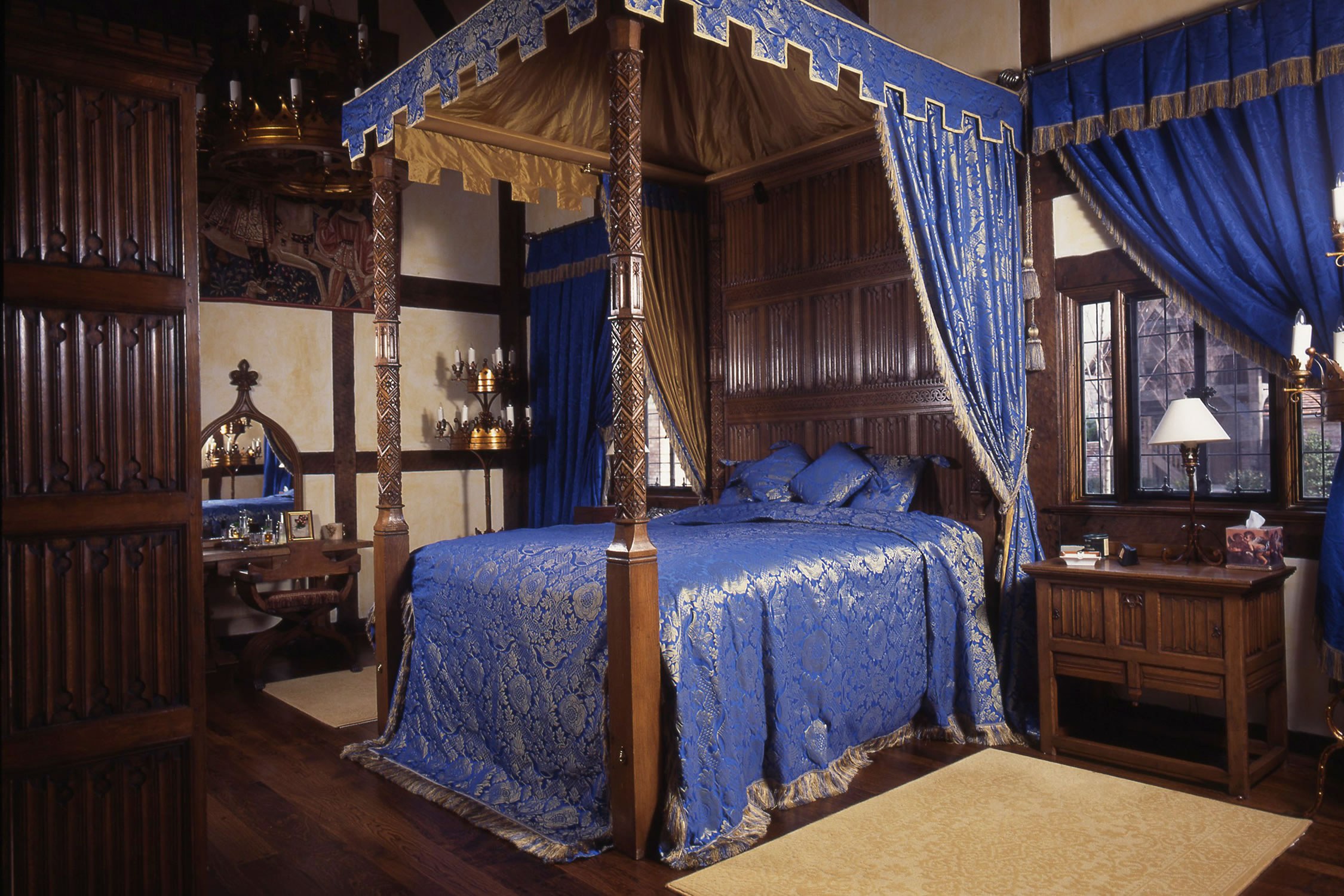 Кровать в средневековом стиле
