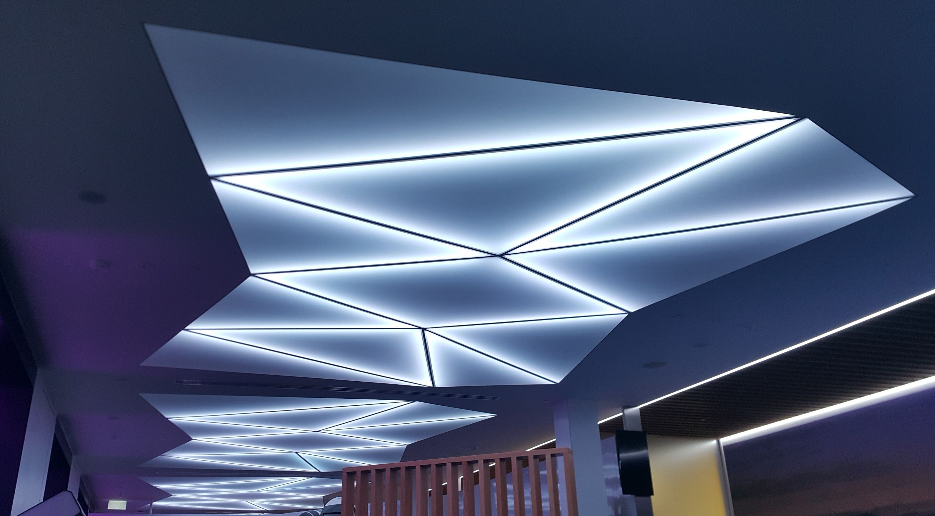 Натяжной потолок с геометрической подсветкой